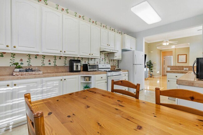 Foto del edificio - CHARMING 2 BEDROOM & 2 BATHROOM DUET! LOVE...