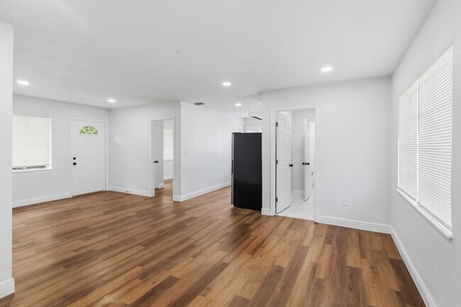 Foto del edificio - Beautifully Renovated 3/1 Home with Modern Finishes
