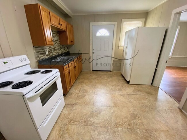 Building Photo - Downtown Living: 1 Bedroom Apartment with All Bills Paid