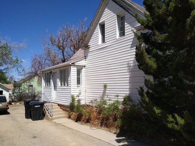 Building Photo - 6 Bedroom, 3 Bath House Very Close to SUU