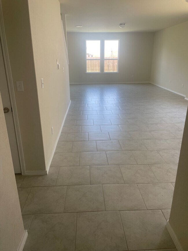 Foto del edificio - 10606 Mexia Ave