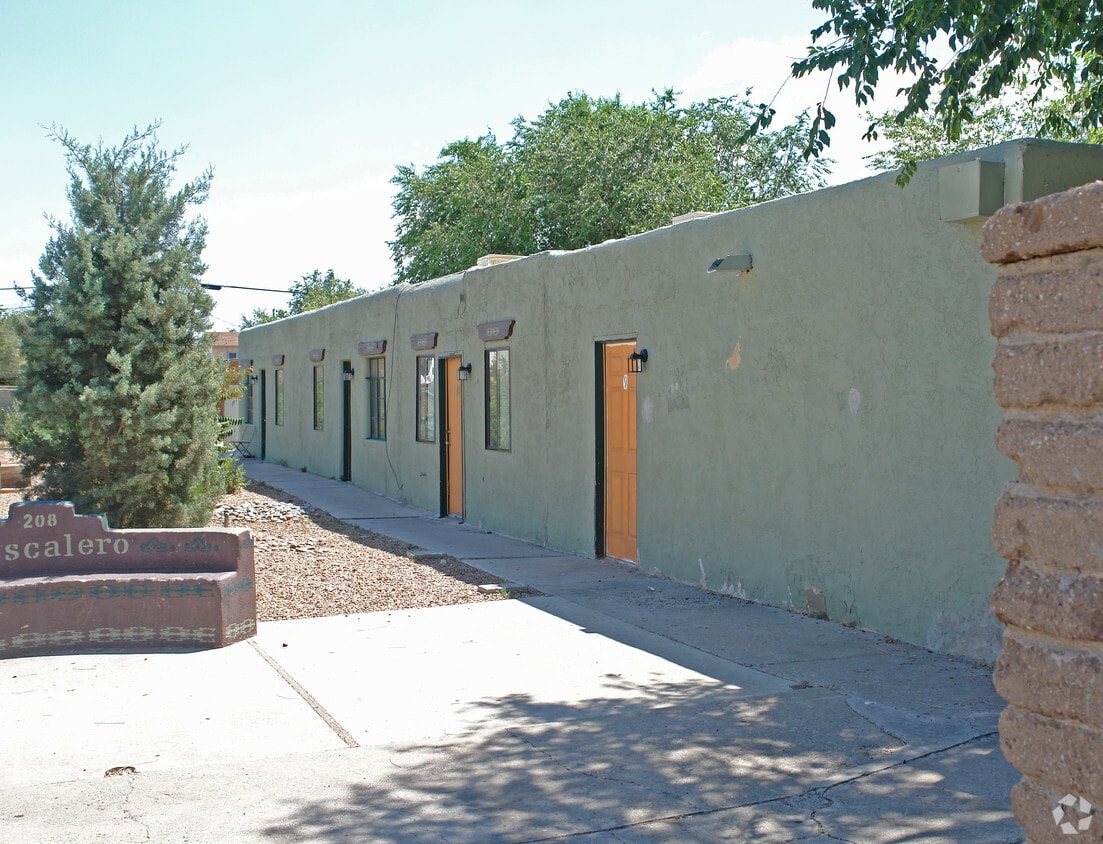 Building Photo - 208 Mescalero Rd NW