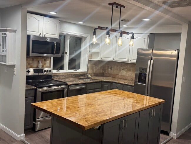 Building Photo - 8 Rustlewood Dr