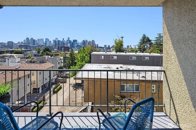 Building Photo - Top Floor Queen Anne Unit! (Beautiful views & 3 Parking Spaces)