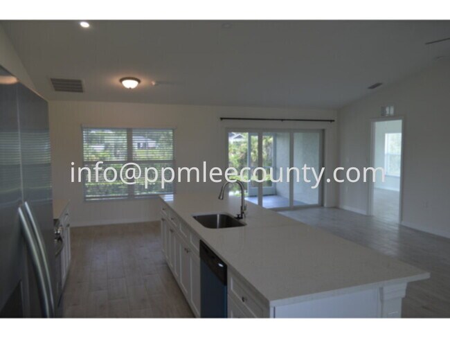 Foto del edificio - 4 Bedroom 3 Bathroom on Freshwater Canal!