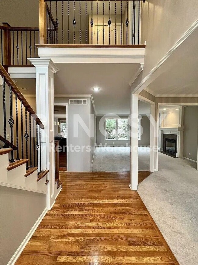 Building Photo - 5 Bedroom Home in Overland Park