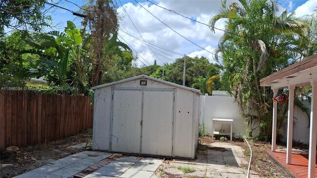 Foto del edificio - 706 NE 3rd Ave