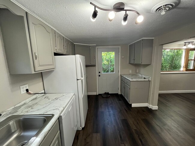 Building Photo - 3 bed 1 bath single family home in Irma! D...