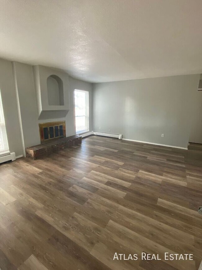 Building Photo - Great 2Bed Apartment Centrally Located!
