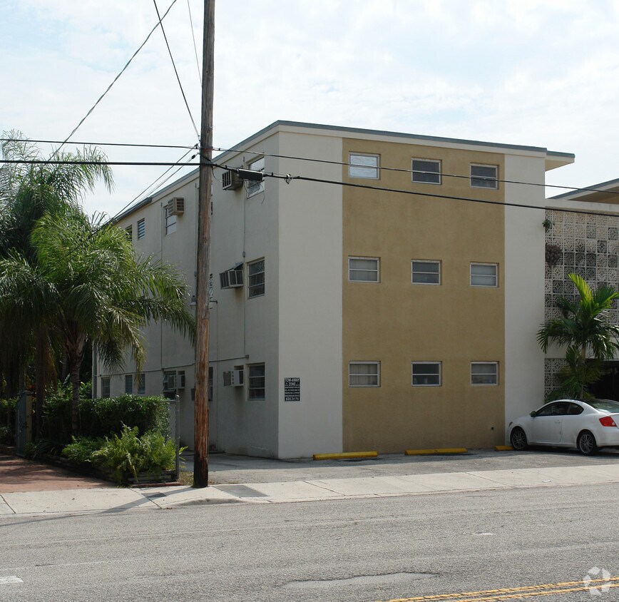 Building Photo - 2415 SW 17th Ave