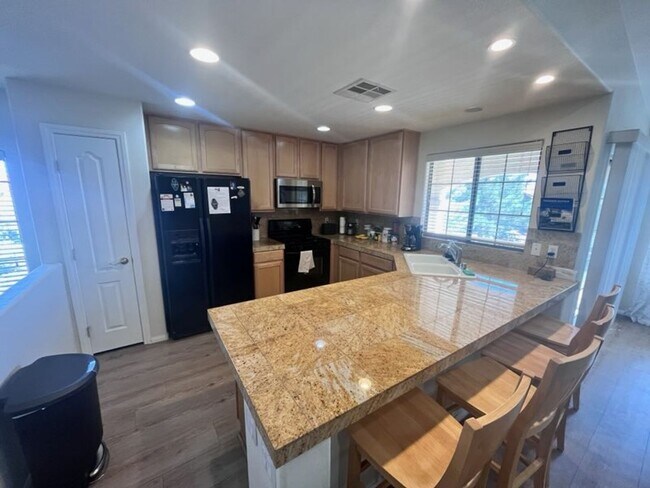 Building Photo - 2 bed / 2 bath Gorgeous Painted Desert Gua...