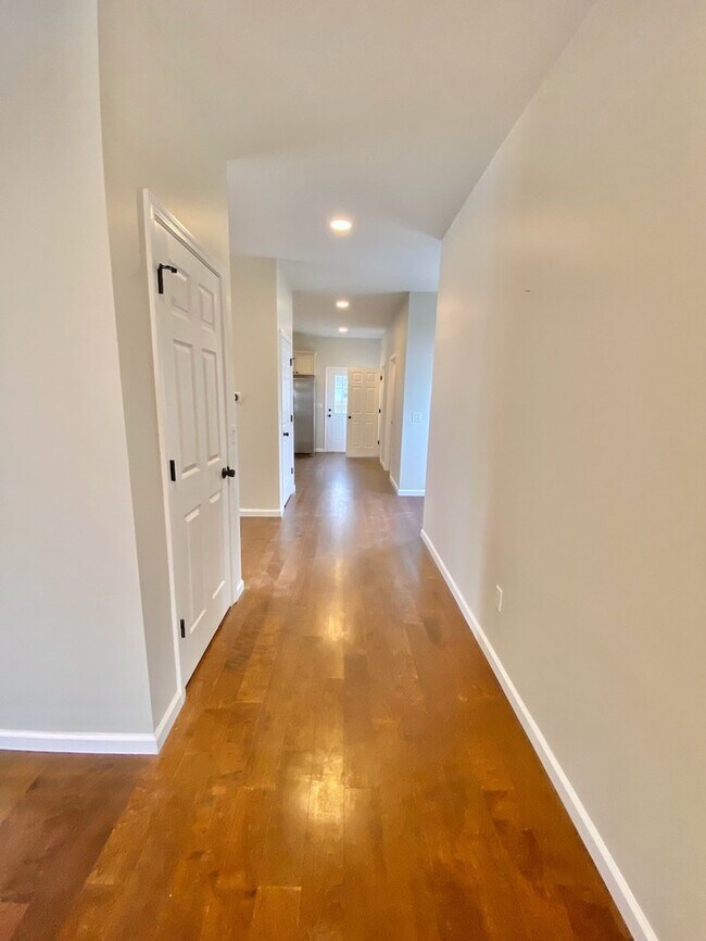 Building Photo - STUNNING Madisonville Home!