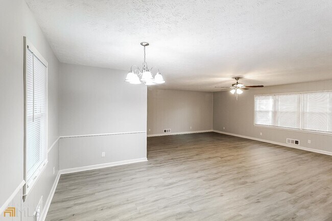 Foto del edificio - 6386 Woodlawn Ave