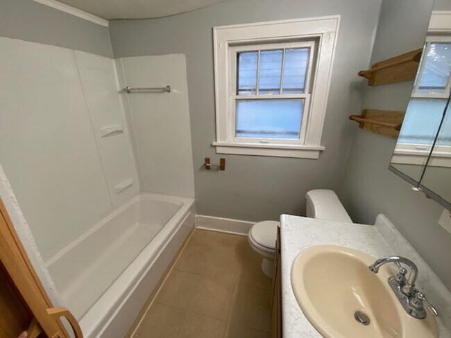 Foto del edificio - Bright 3BR+2BA Bungalow by Downtown