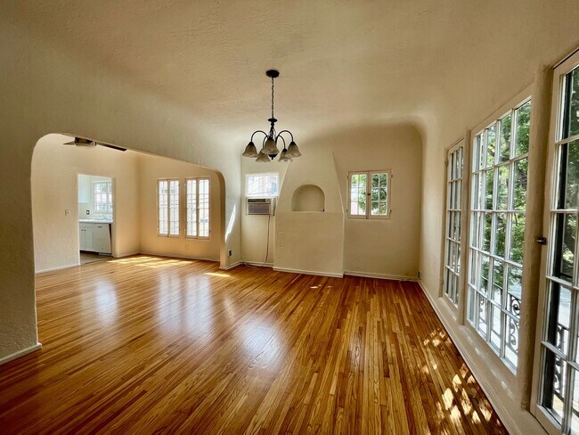 Foto del edificio - Spanish charm Large and bright hardwood fl...