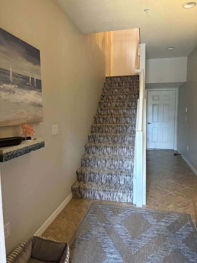 Building Photo - Paseo Condo 3 BDRM 2 BATH Available June-Aug