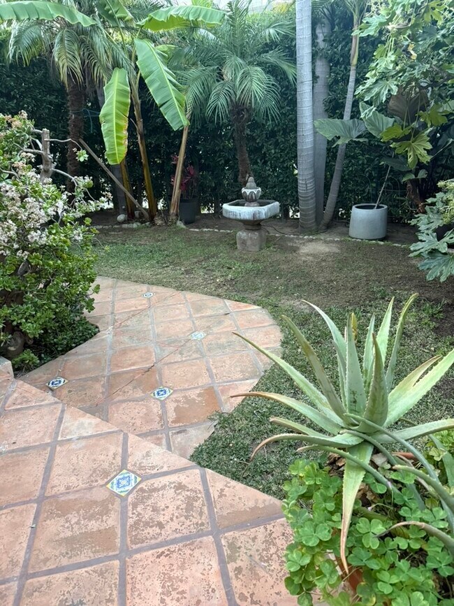 Foto del edificio - 8921 Rosewood Ave