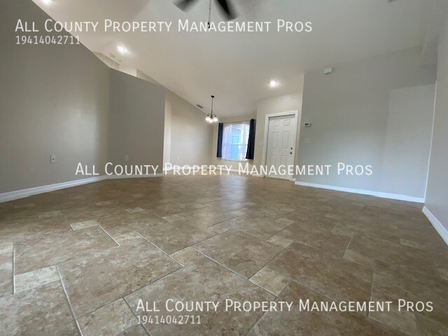 Building Photo - Central Sarasota SFH with pet friendly pri...