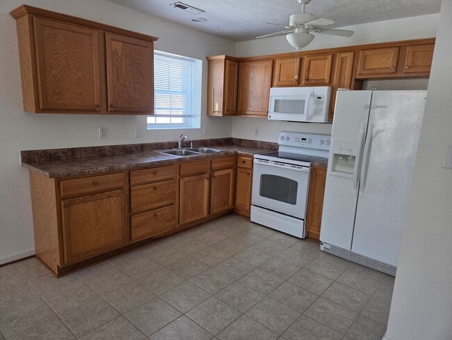 Building Photo - Bedford - 2br, 1ba Duplex