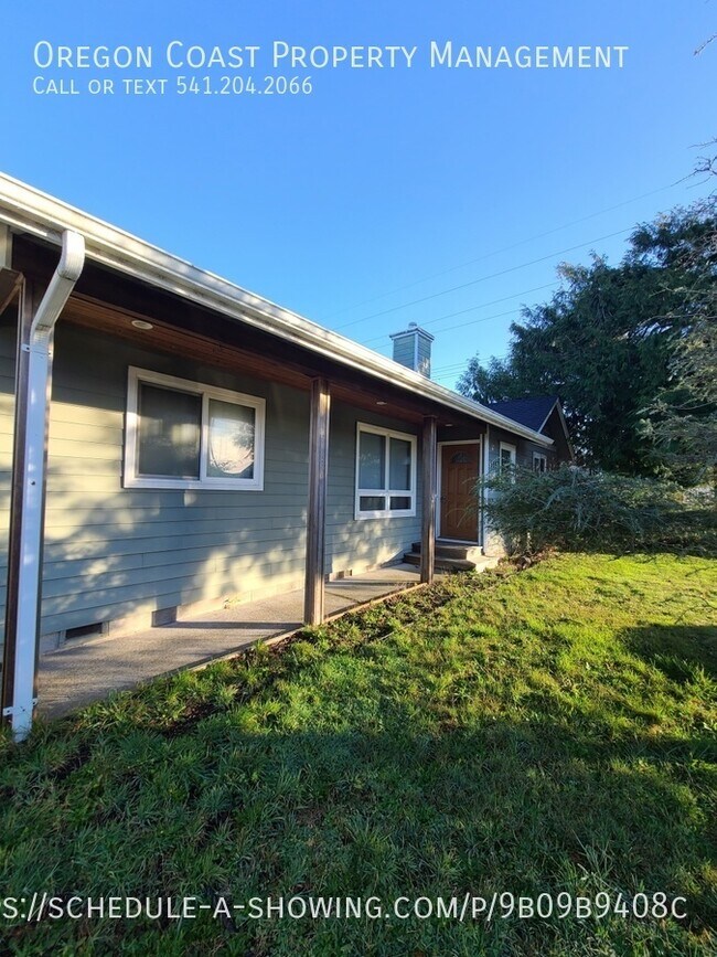 Building Photo - Main Level Living close to schools and sho...