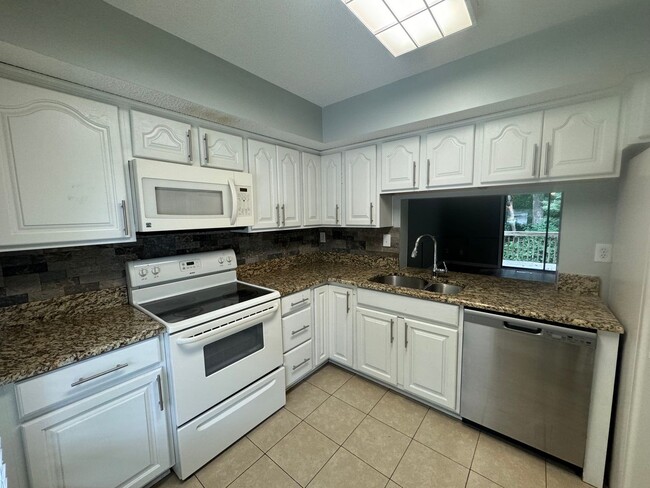 Foto del edificio - 3 Bedroom, 2 Bath End Unit Townhouse in Ra...