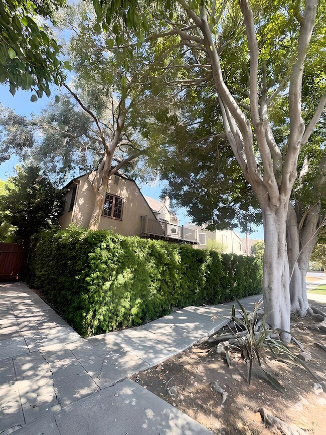 Foto del edificio - 618 1/2 N Beachwood Dr