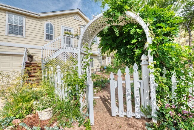 Building Photo - West side hidden gem with view of Pikes Pe...