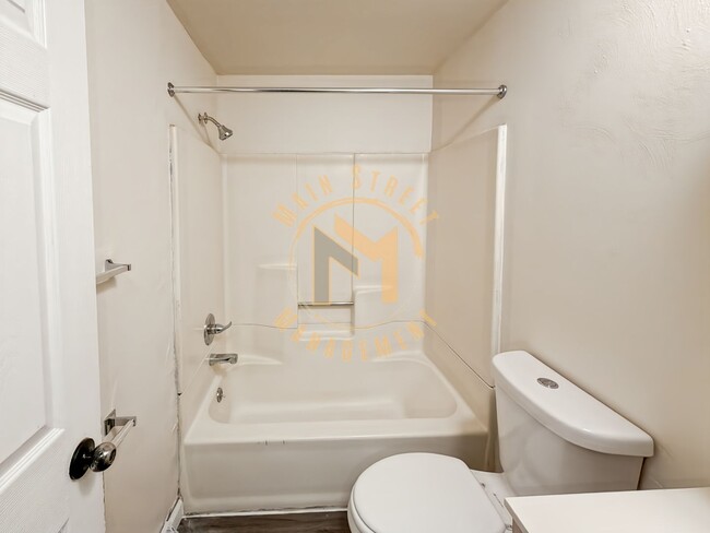 Foto del edificio - 3 Bed 1 Bath Duplex