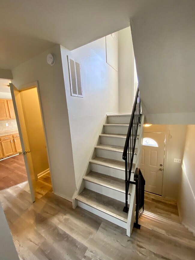 Building Photo - Lovely 3 BR/2 BA Townhome in Edgewood!