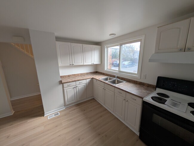 Photo du bâtiment - Renovated 3-Bedroom Apartment in Heron Gate – Available November 1st