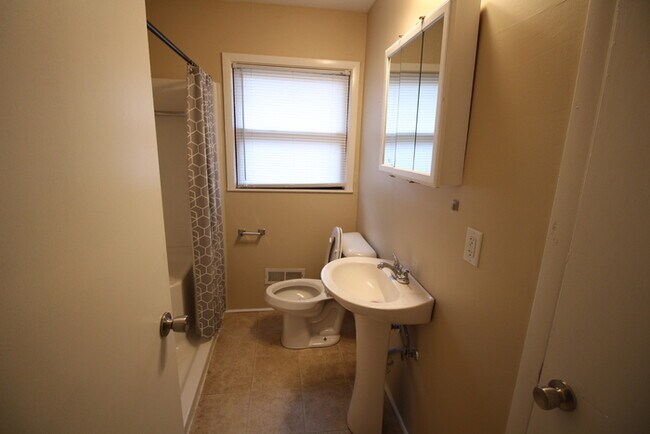 Building Photo - 3 Bedroom house in Middletown