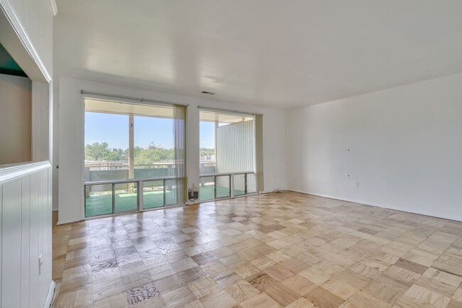 Foto del edificio - 7308 Donnell Pl