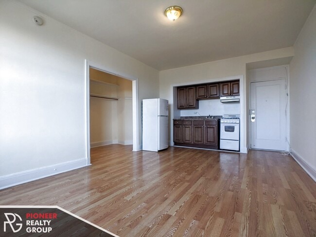 Building Photo - 3327 W Diversey Ave