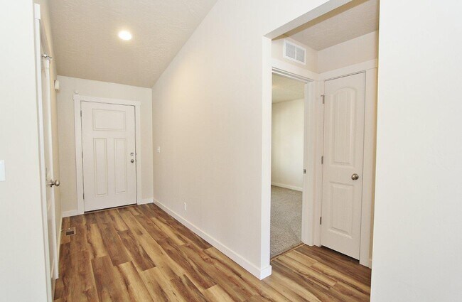 Building Photo - 4044 Queen Anne Dr