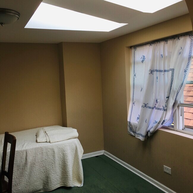 adjacent guest bed or work area - 2315 S Leavitt St