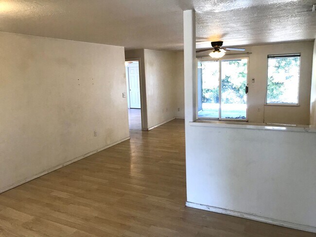 Building Photo - 885 Columbine Way