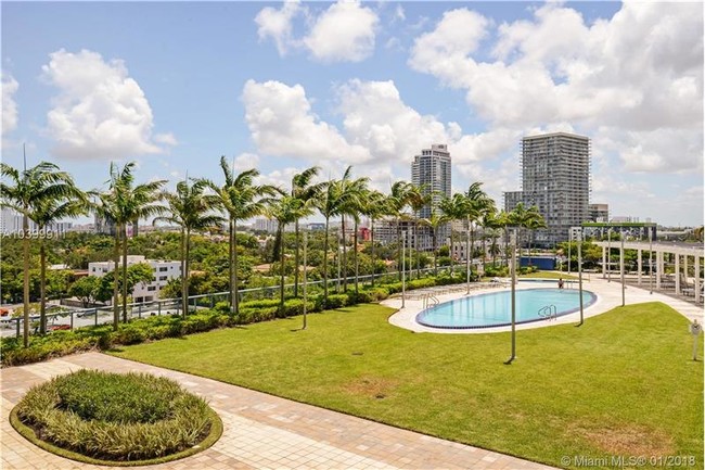 Foto del edificio - 601 NE 36th St