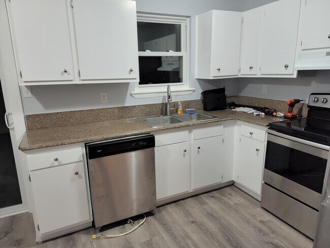 Building Photo - 10905 Elm St