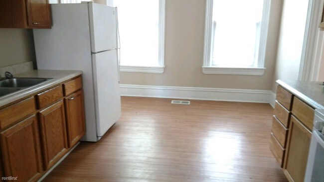 Building Photo - 1 br, 1 bath  - 2301 N Leavitt St Apt 2RF