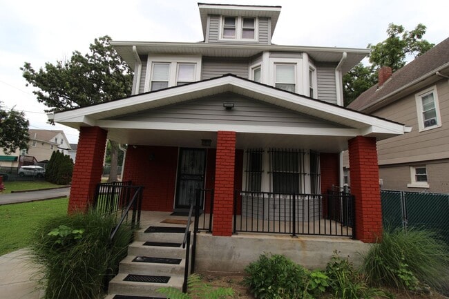 Building Photo - 3215 Charlotte St