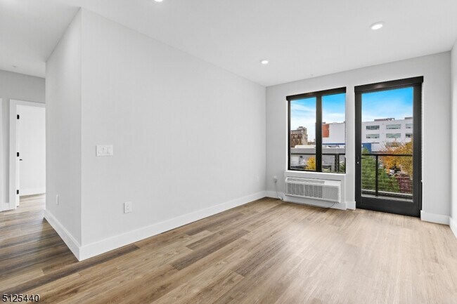 Building Photo - 270 Orange St