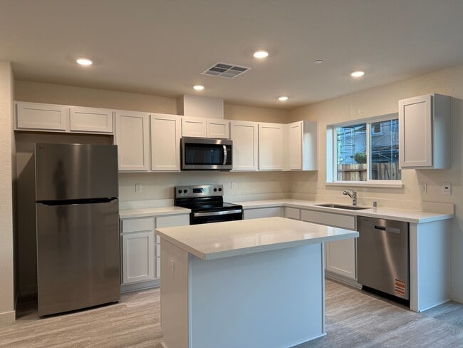 Foto del edificio - 4 Bed 2.5 Ba 2 Story 2 Car