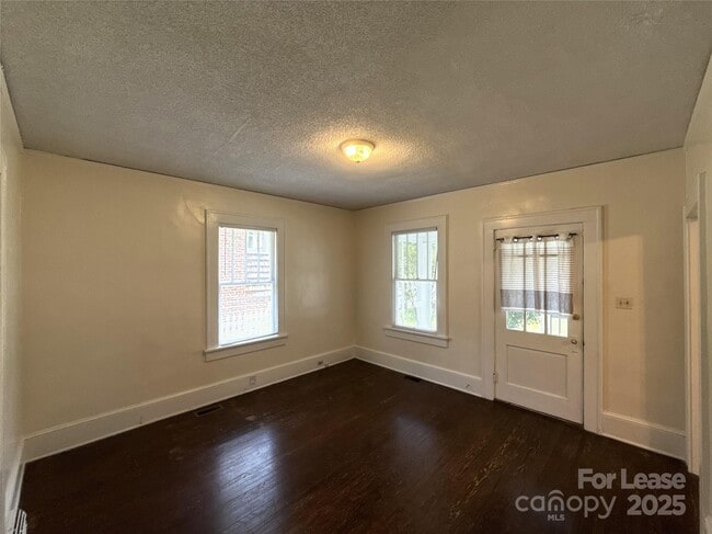 Foto del edificio - 2214 Floral Ave