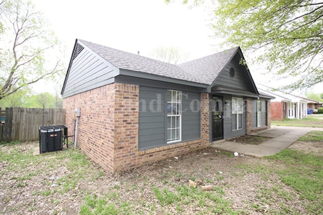 Building Photo - 3335 Laurel Dr