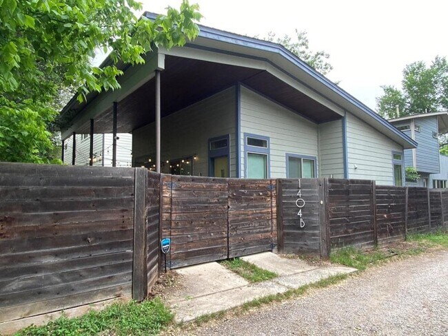 Foto del edificio - 1404 Singleton Ave