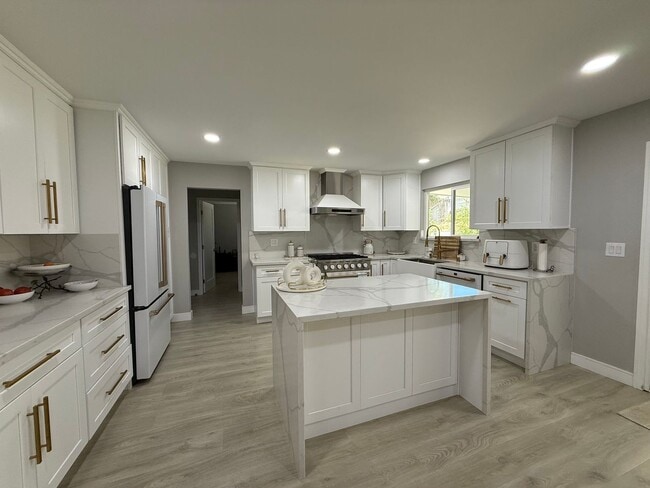 Building Photo - First Time rental in desirable Simi Valley...