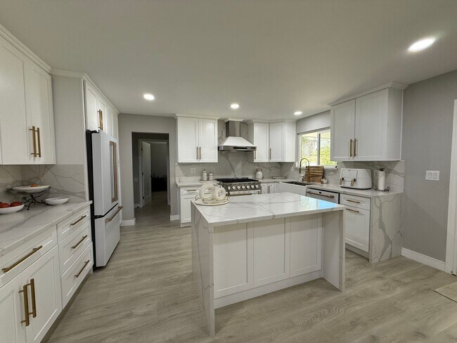 Foto del edificio - First Time rental in desirable Simi Valley...