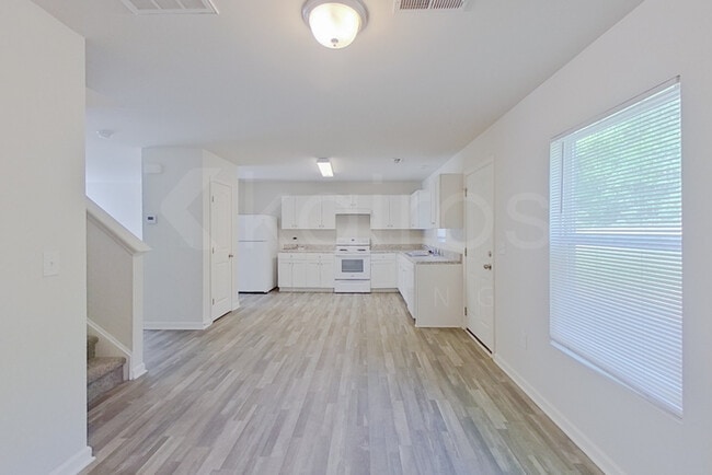 Building Photo - 137 Shamrock Dr SW