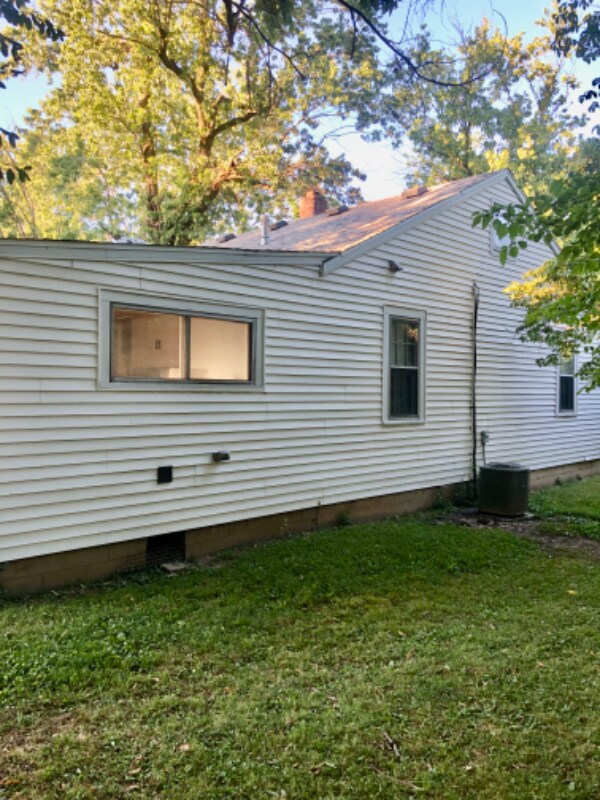 Building Photo - 1635 N Rogers Ave