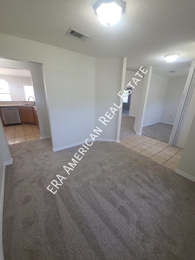 Building Photo - Bonus Room!